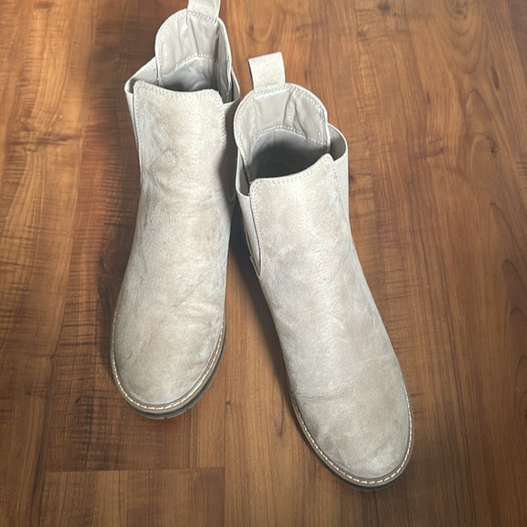 Woman’s boot - Picture 2 of 6